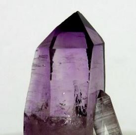 Amethyst natuerlicher Kristall 