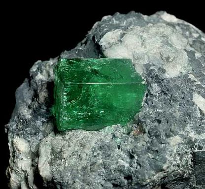 Smaragd Kristall in Matrix by 1STone