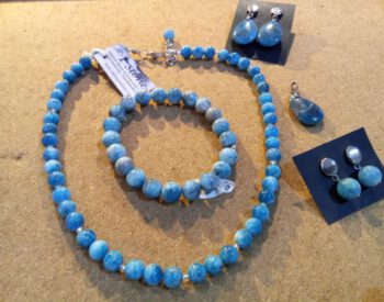 Apatit-Schmuck in charakteristischem Blau – Kette, Armband und Ohrhänger