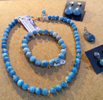 Apatit-Schmuck in charakteristischem Blau – Kette, Armband und Ohrhänger