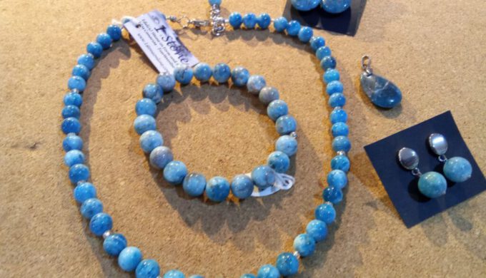 Apatit-Schmuck in charakteristischem Blau – Kette, Armband und Ohrhänger