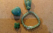 Aventurin-Objekte in typischem FrühlingsGrün – Herz, Engel, Kreuz und Armband by 1STone