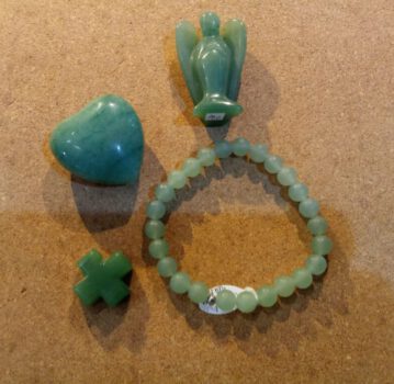 Aventurin-Objekte in typischem FrühlingsGrün – Herz, Engel, Kreuz und Armband by 1STone