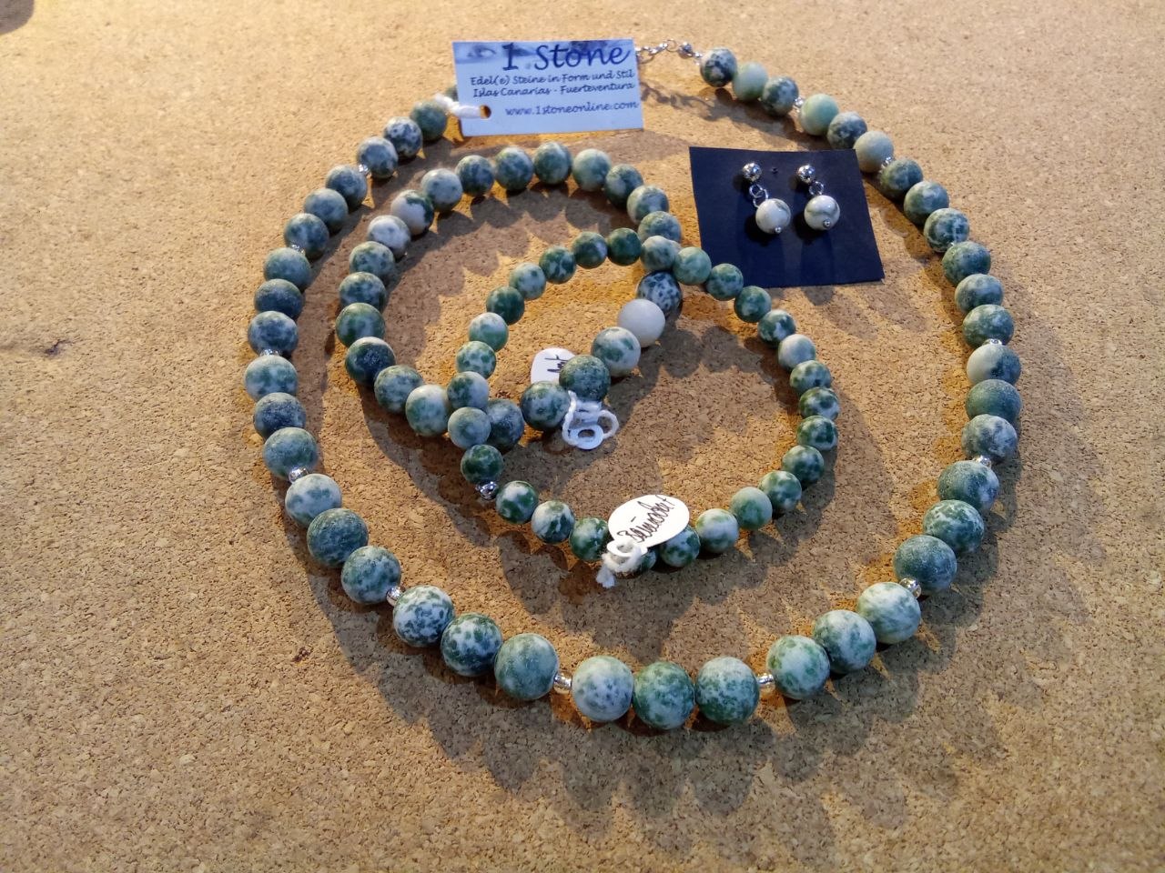 Auswahl an Schmuck aus Baumachat by 1STone 