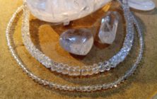 Bergkristall – Kette, Trommelsteine und Rohkristall in makelloser Transparenz by 1STone