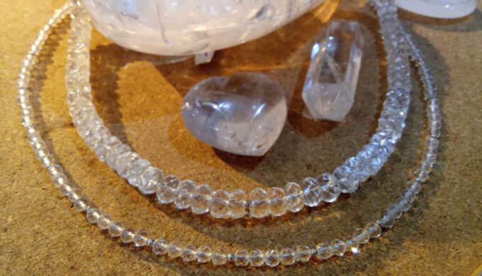 Bergkristall – Kette, Trommelsteine und Rohkristall in makelloser Transparenz by 1STone