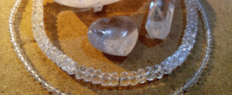 Bergkristall – Kette, Trommelsteine und Rohkristall in makelloser Transparenz by 1STone