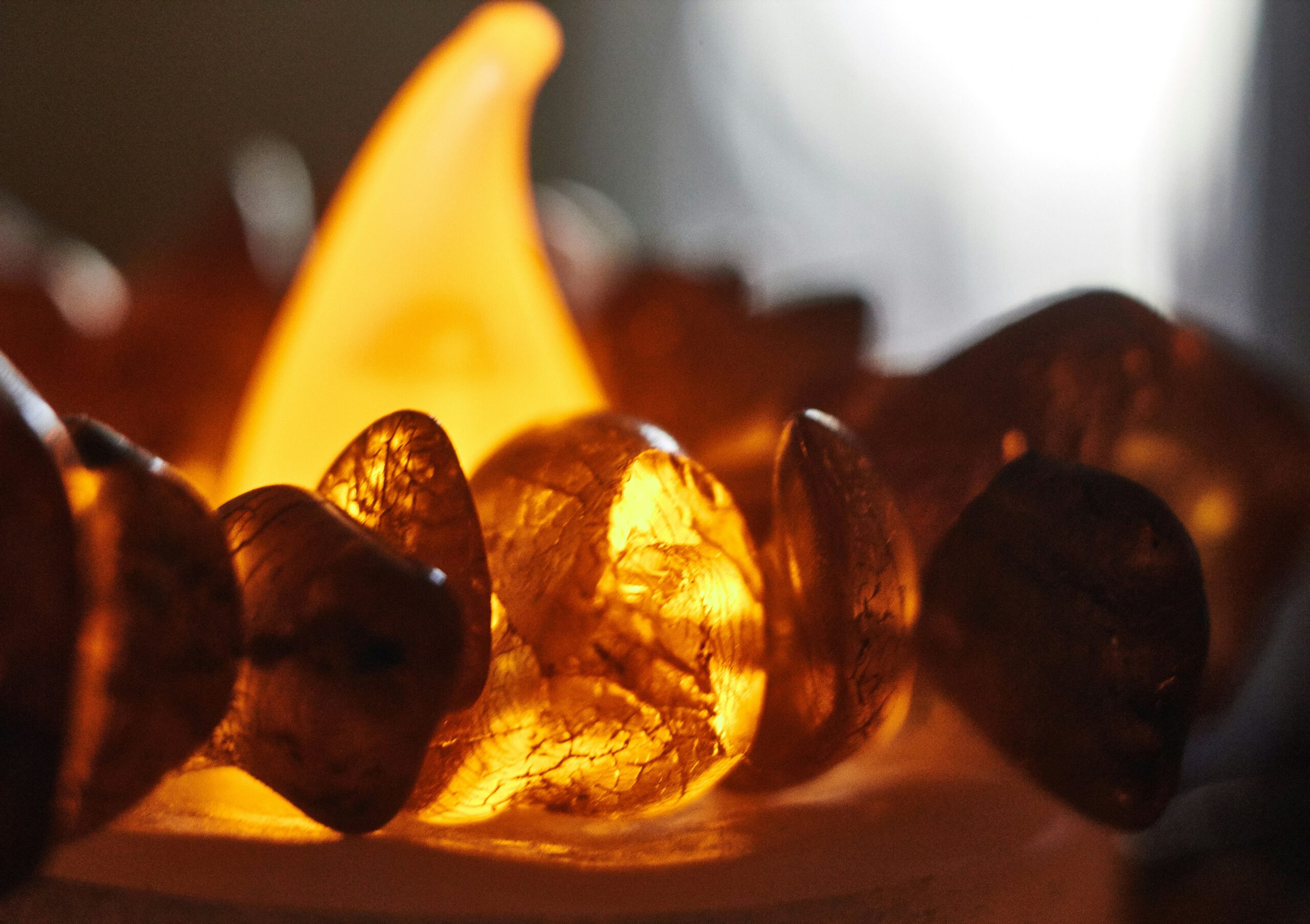 Bernsteinkette im Gegenlicht by 1STone 