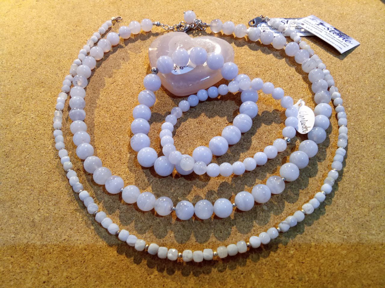 Auswahl an Schmuckstuecken aus blauem Chalcedon by 1STone 