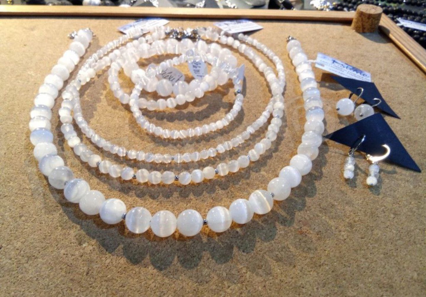 Selenit Edelsteinketten & Armbaender by 1STone Selenit Edelsteinketten & Armbaender by 1STone